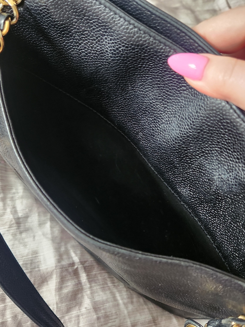 CHANEL VINTAGE Black Quilted CC-Logo Chain Shoulder Bag with Gold Hardware - Picture 9 of 10